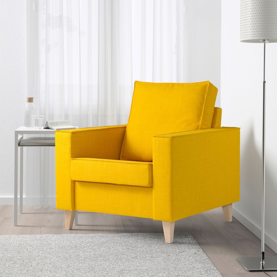 Желтое кресло икеа в интерьере гостиной