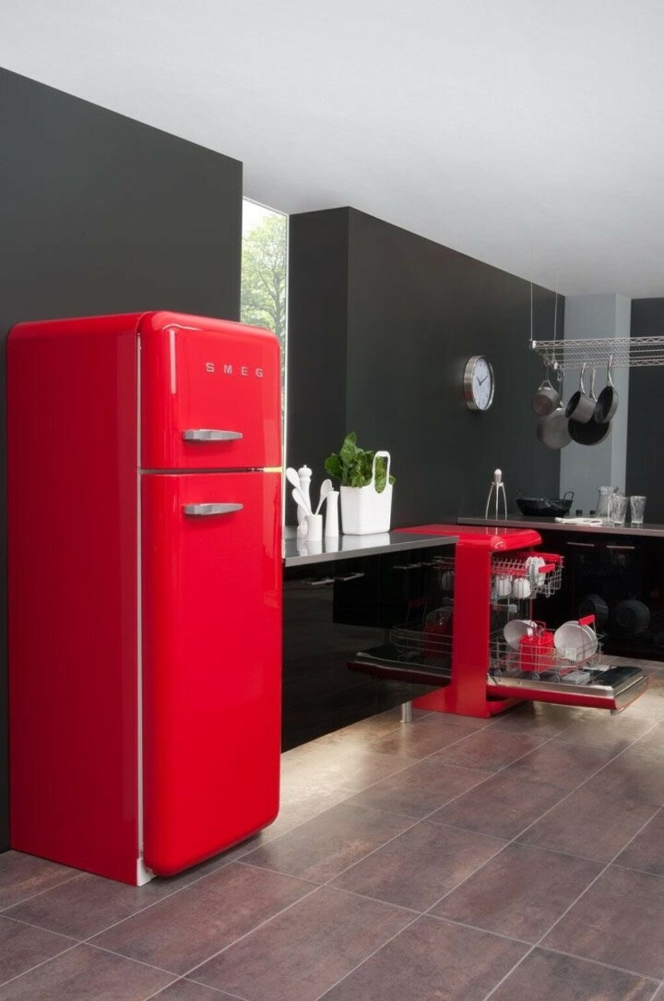 Холодильник Смег ретро красный в интерьере