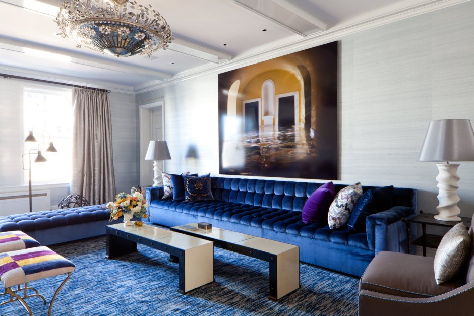 Синие диваны в интерьере гостиных