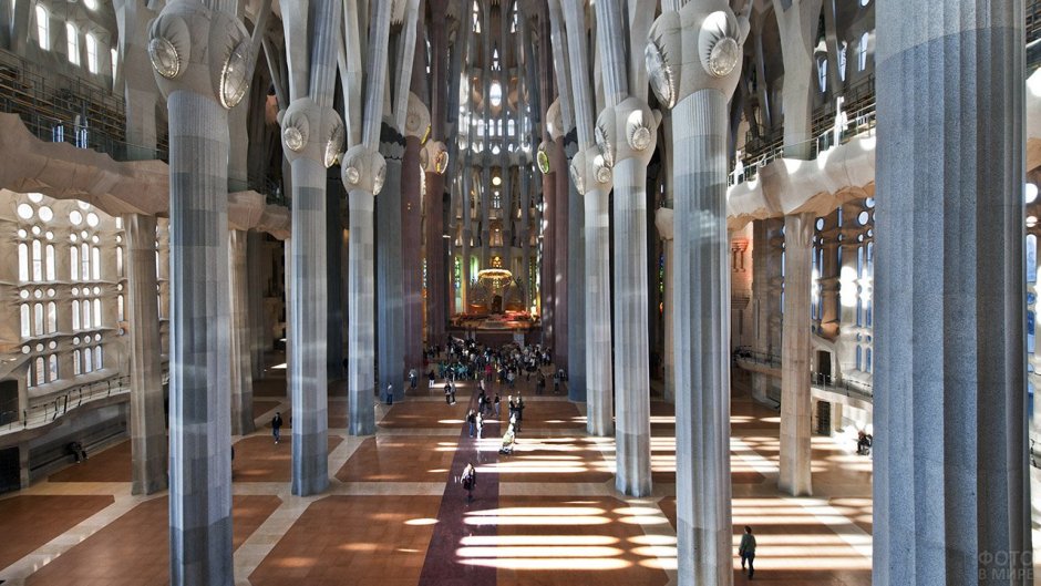 Барселона храм Святого семейства интерьер