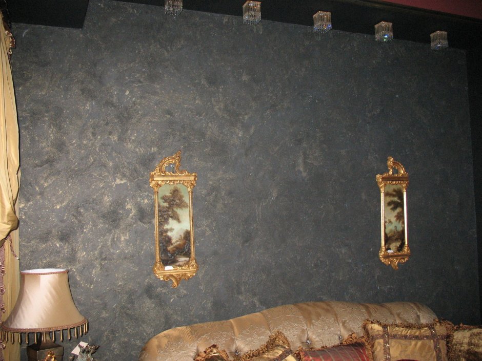 Спальня с декоративной штукатуркой на стенах