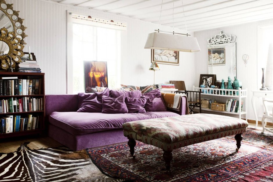 Фиолетовый диван в скандинавском стиле