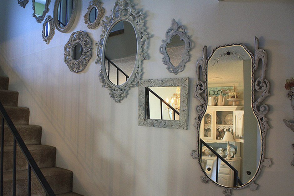 Зеркала разной формы на стене