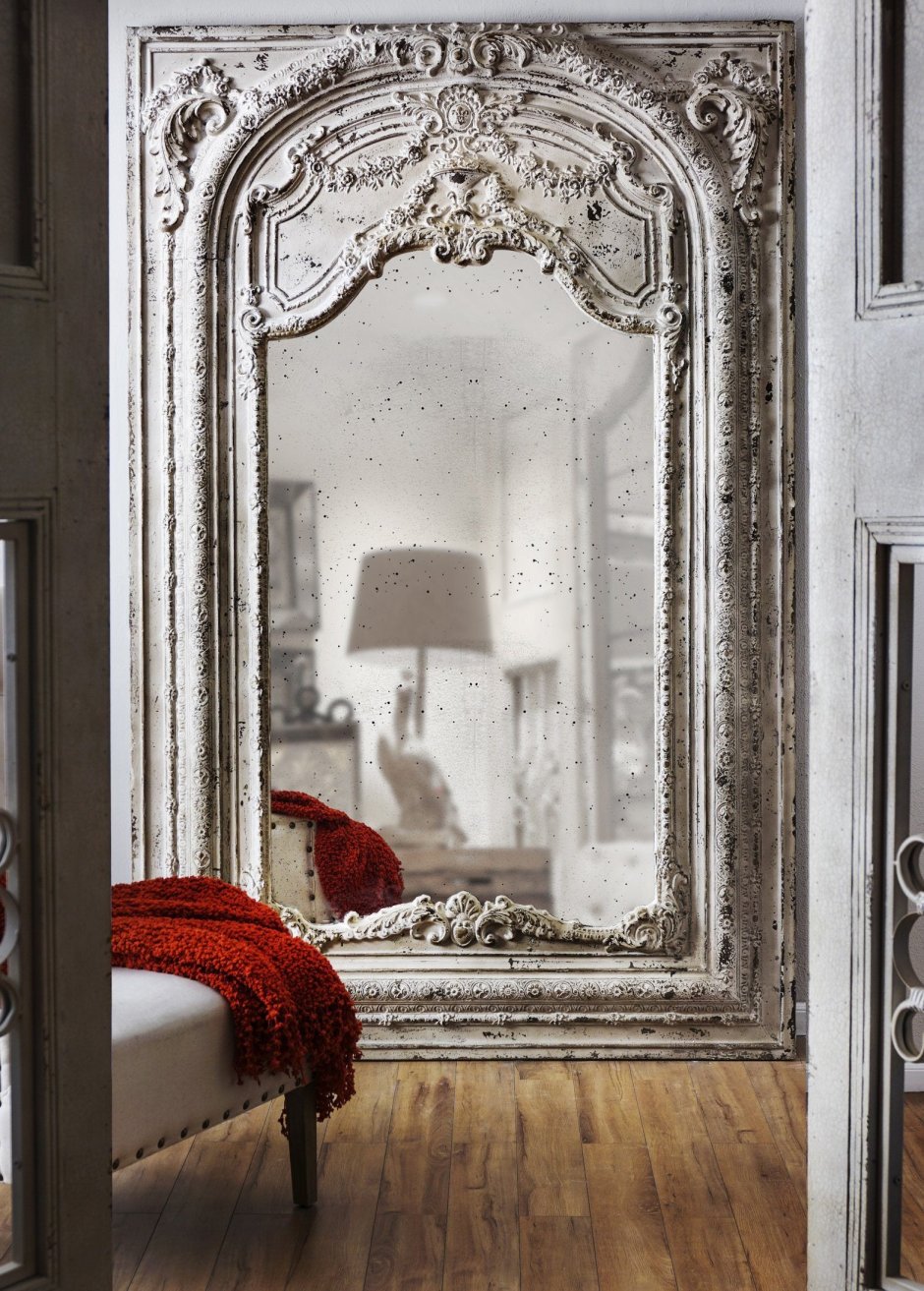 Старинное зеркало в современном интерьере