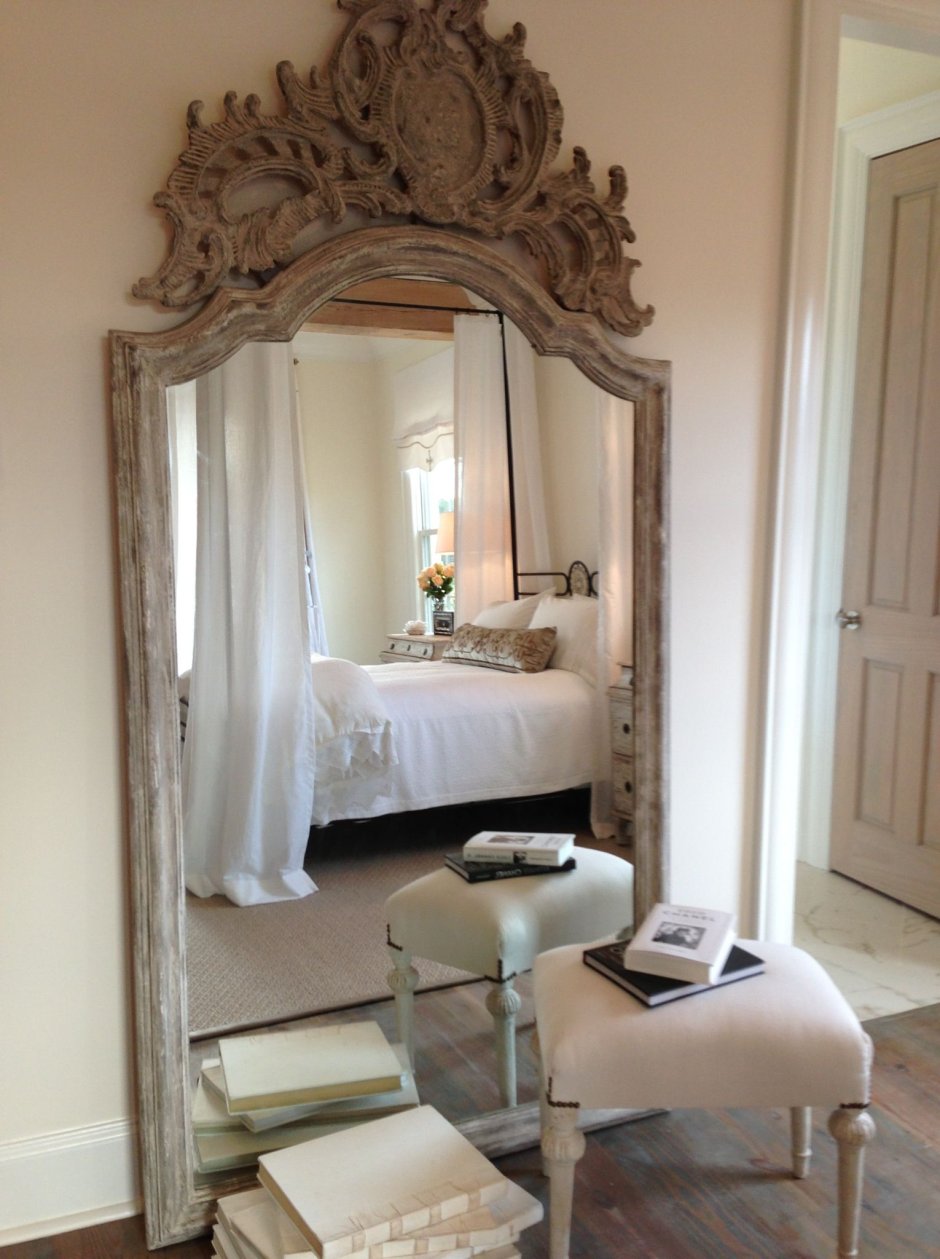 Необычное зеркало в спальню