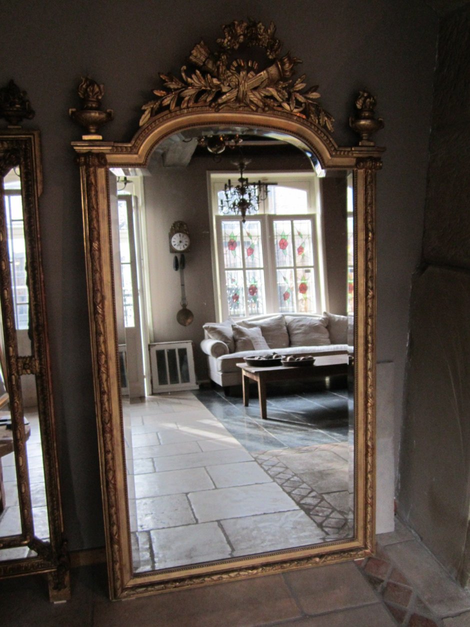 Большое старинное зеркало