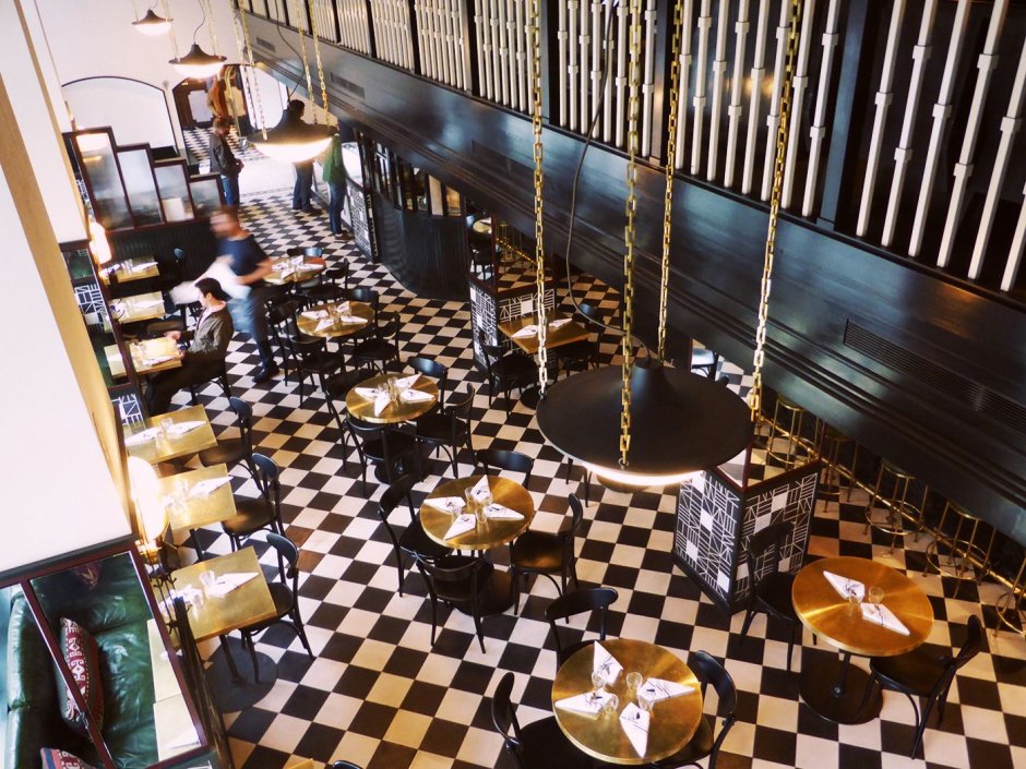 Шахматный пол в кафе