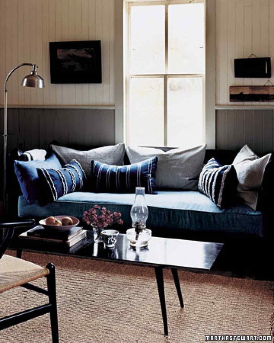 Джинсовый синий диван с подушками в интерьере