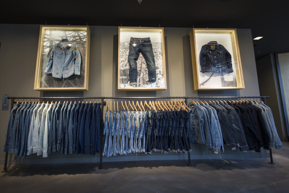 Витрина магазина джинсовой одежды