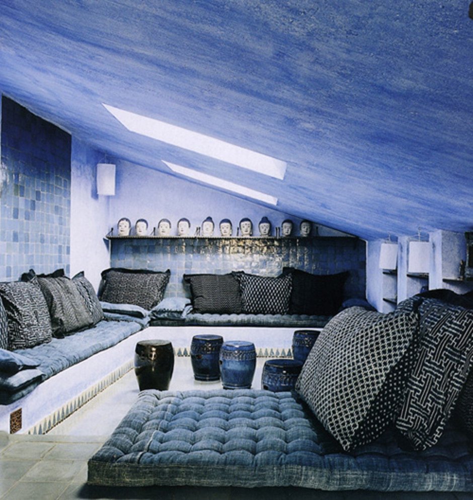 Темно синяя спальня на мансарде