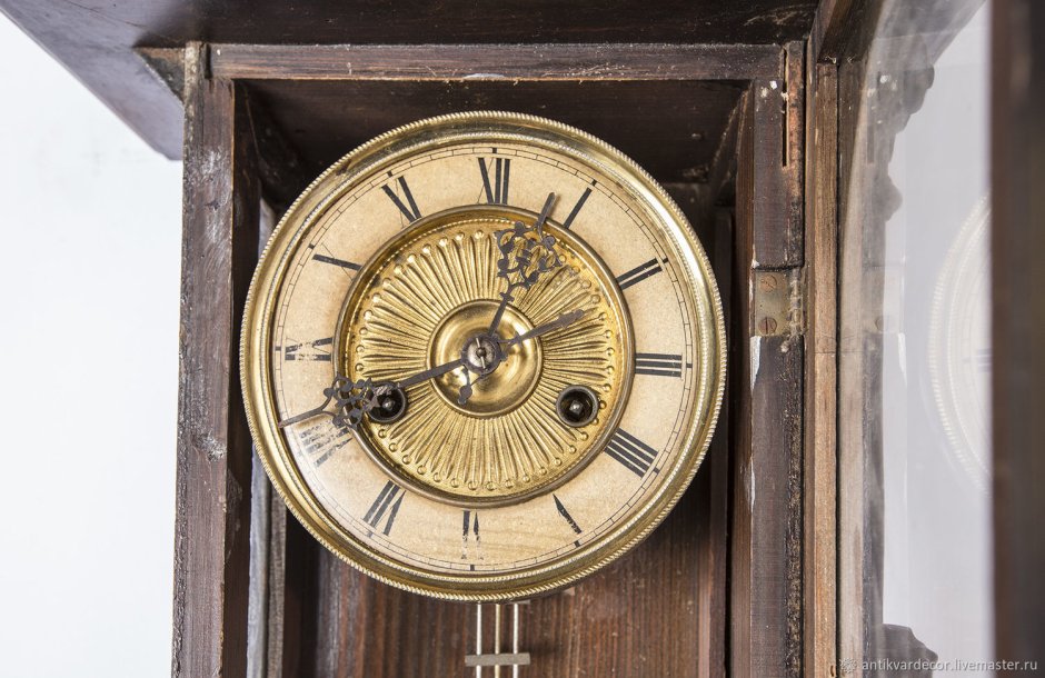 Часы в деревянном резном корпусе