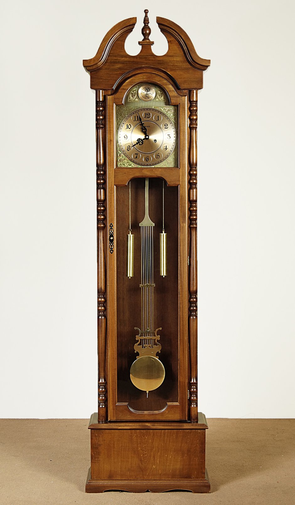 Напольные часы с маятником в деревянном корпусе
