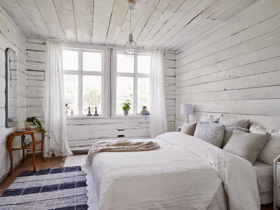 Спальня в деревянном доме в стиле Сканди