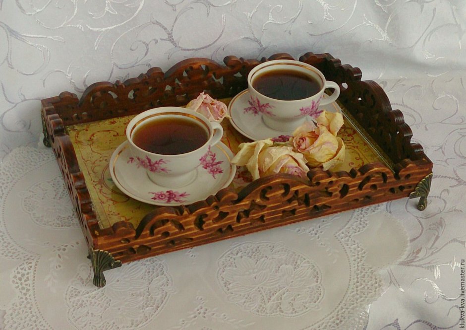 Кофейные чашки на деревянном подносе