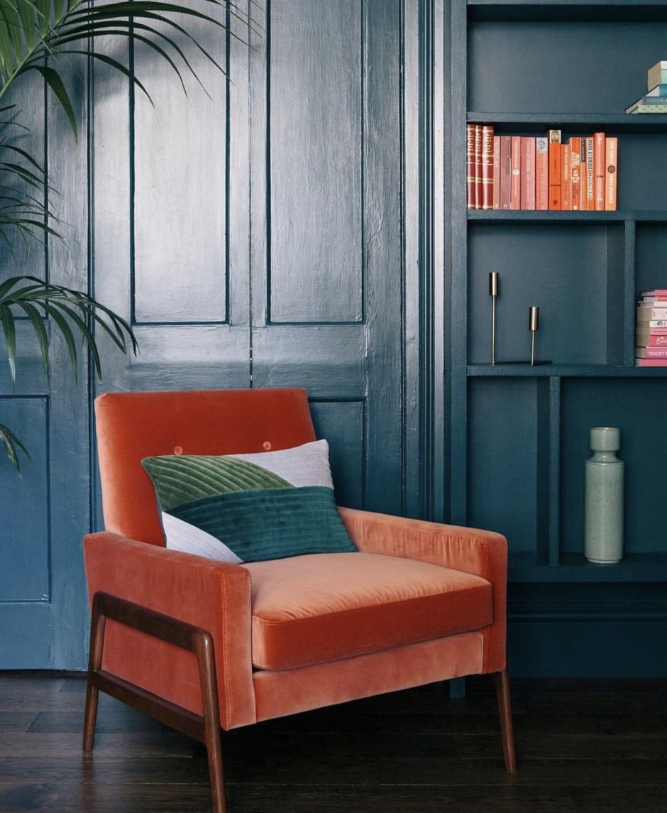 Оранжевая комната бирюзовый диван