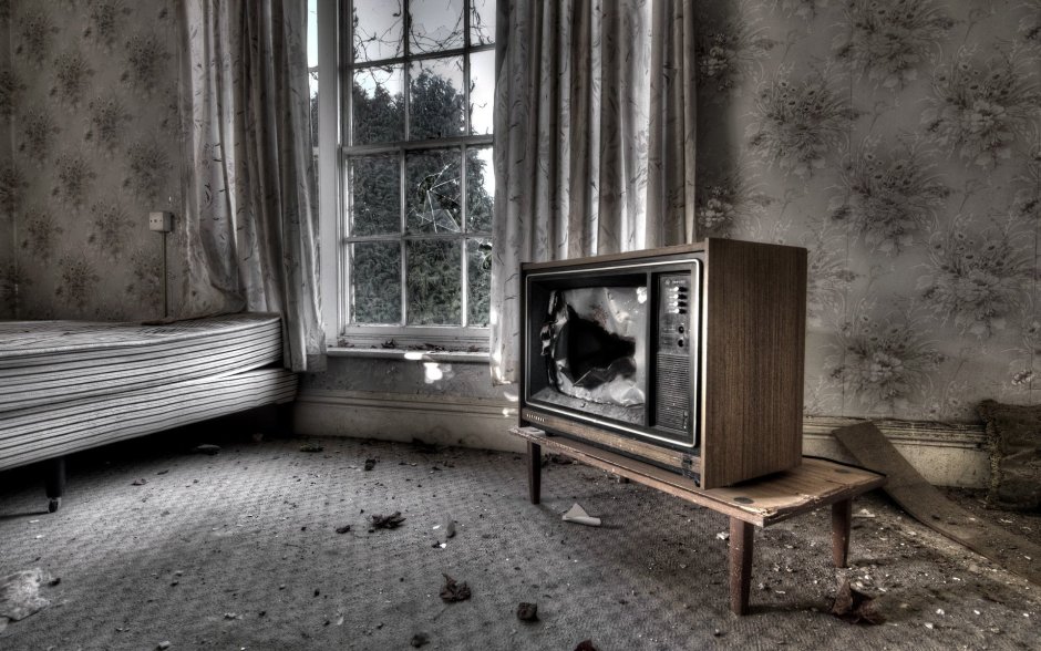 Заброшенная комната с телевизором