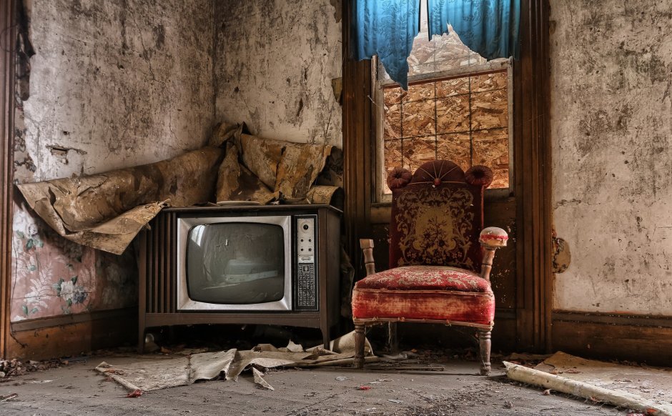 Старинная комната с телевизором