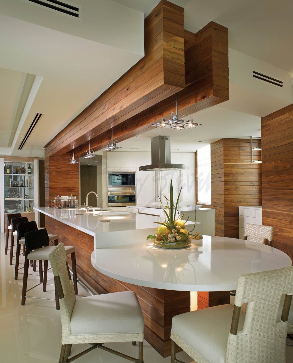 Потолок на кухне с элементами дерева