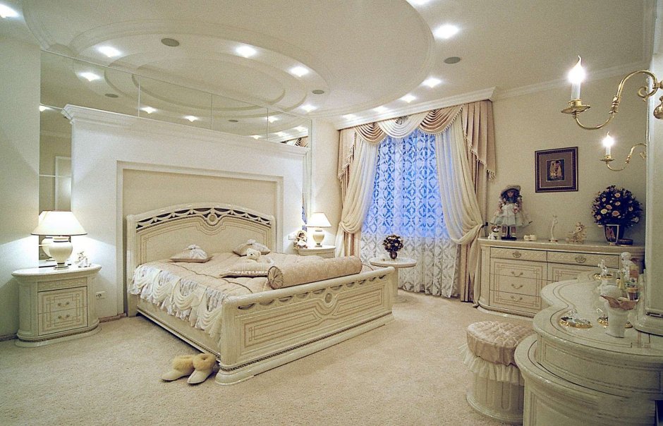 Огромные спальни в классическом стиле