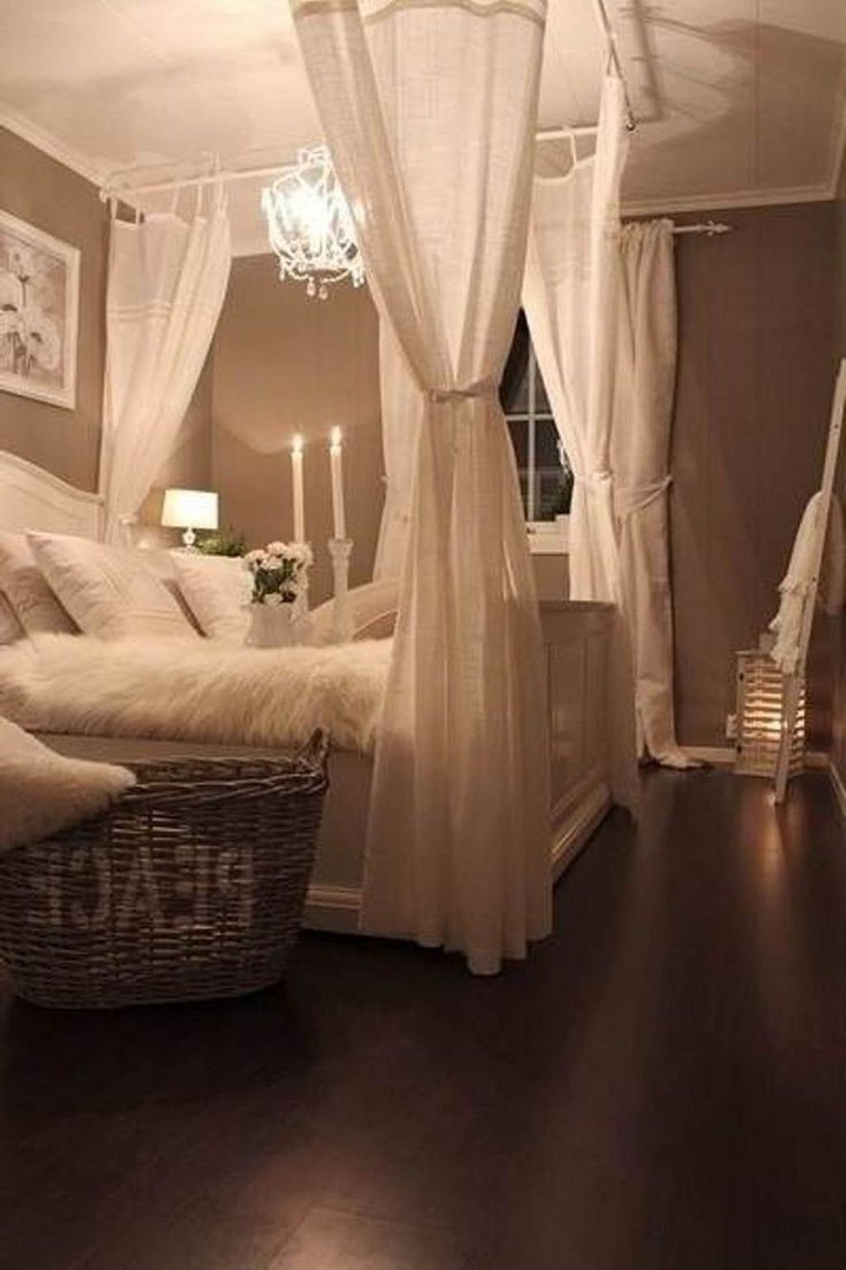 Уютная спальня с балдахином