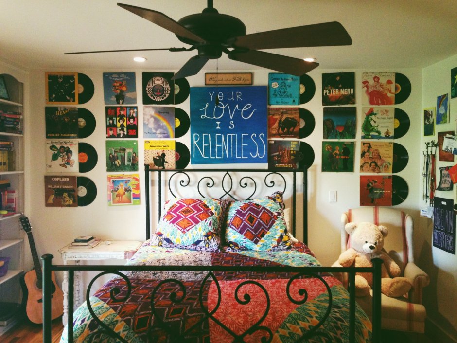 Виниловые пластинки на стене декор комната подростка