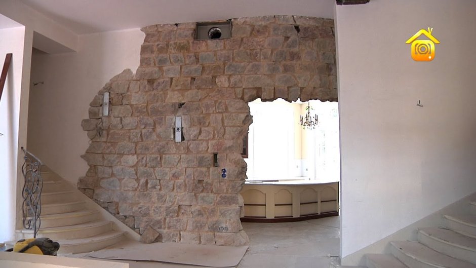 Стена из декоративного камня в гостиной