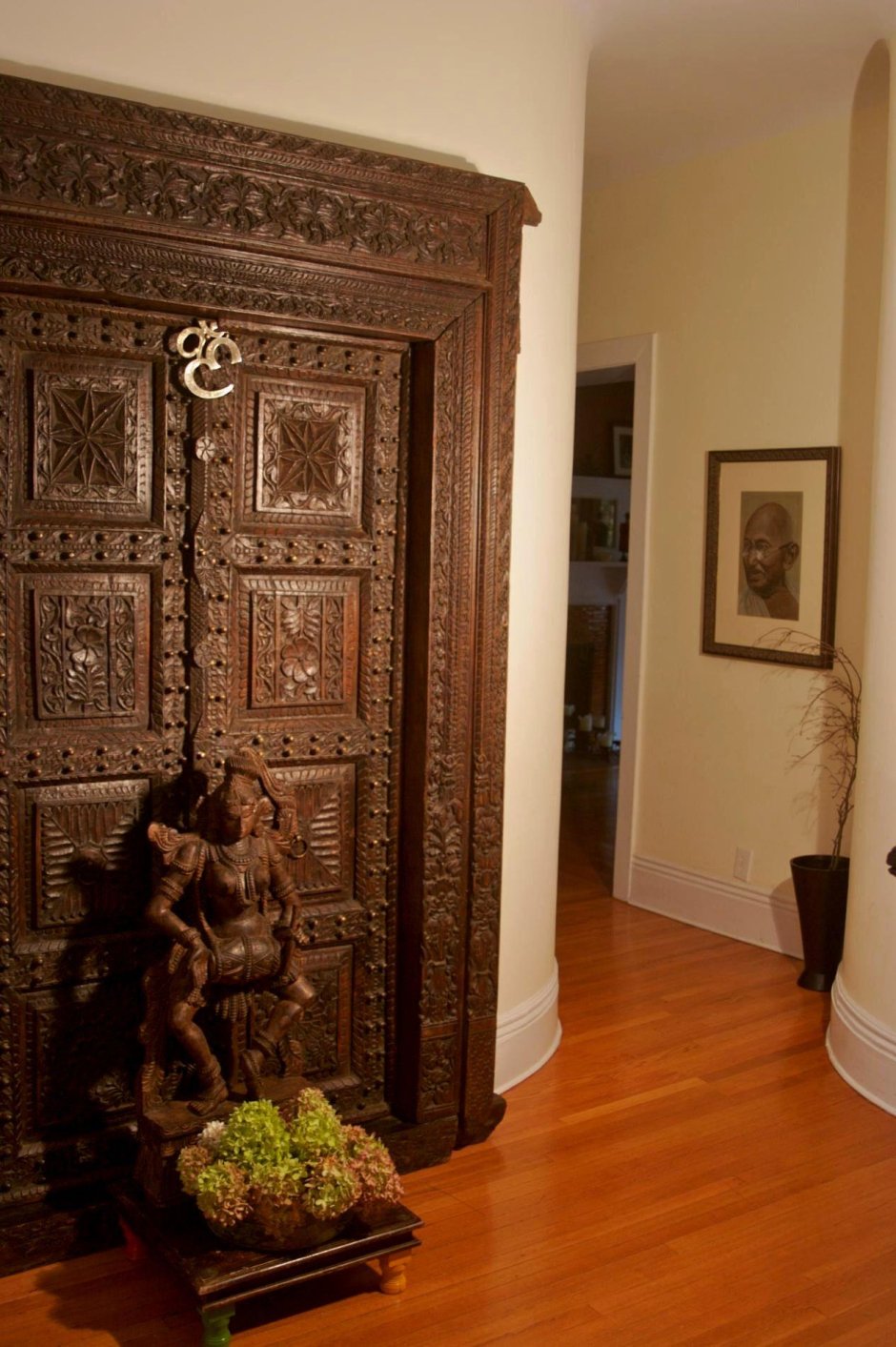 Двери в индийском стиле
