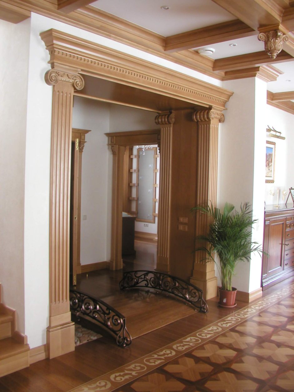Дверной проем с колоннами