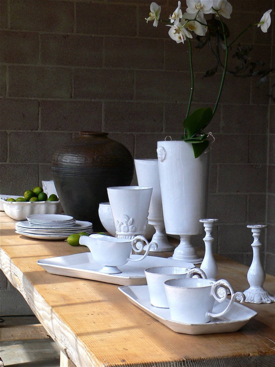 Глиняная посуда в интерьере кухни