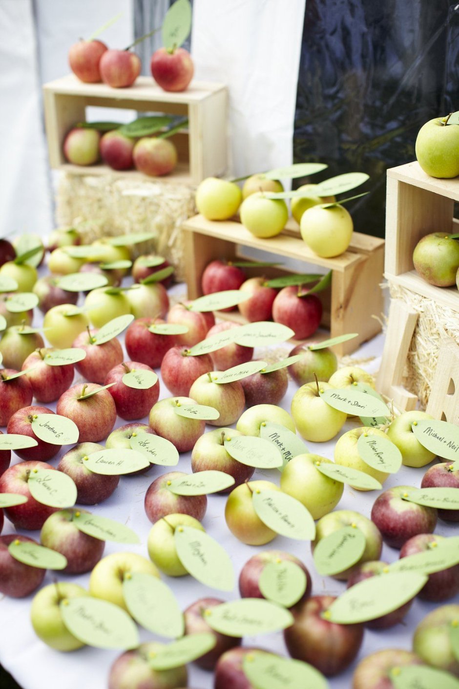 Декор стола с яблоками