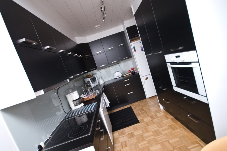 Кухонный гарнитур с черным холодильником