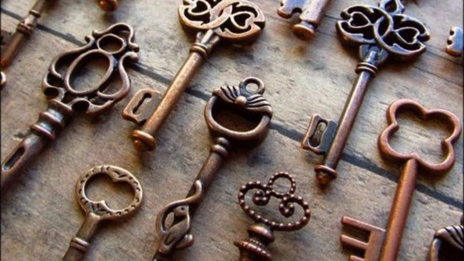 Коллекция старинных ключей