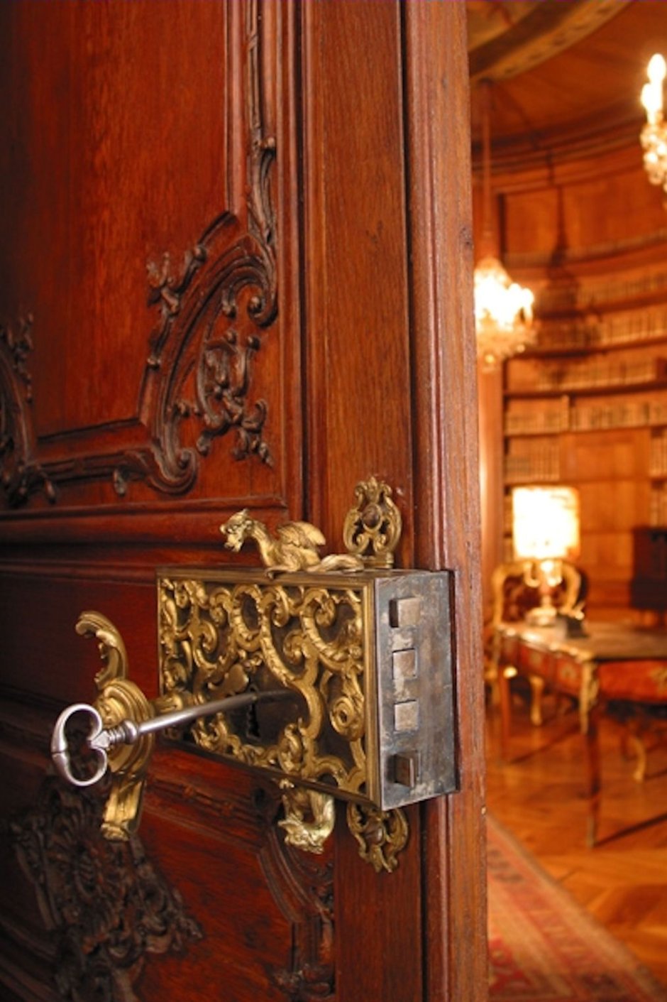 Старинный ключ в двери