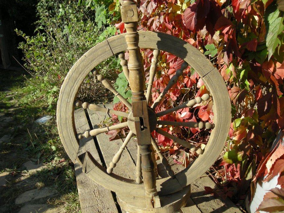 Прялка старинная с колесом