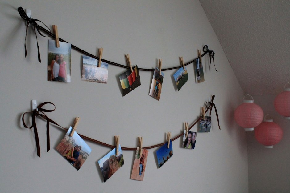 Бечевка с фотографиями на стене