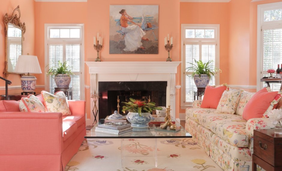 Персиковый цвет стен в гостиной