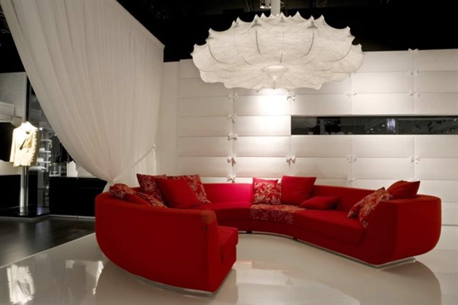 Красный диван в белом интерьере