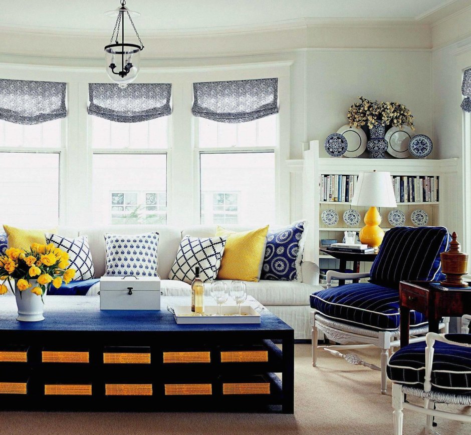 Синий диван желтые шторы