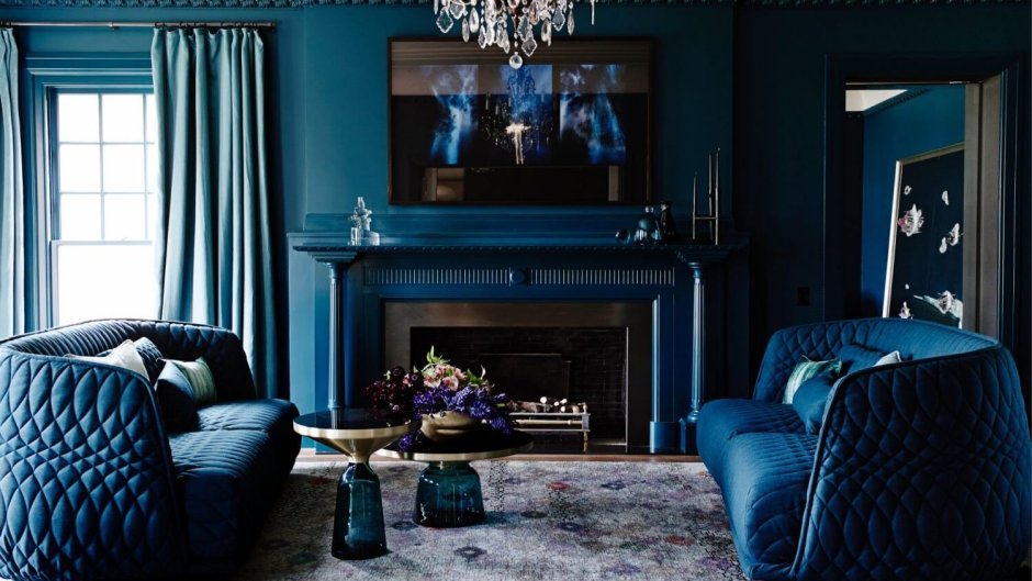 Голубая комната с черной мебелью