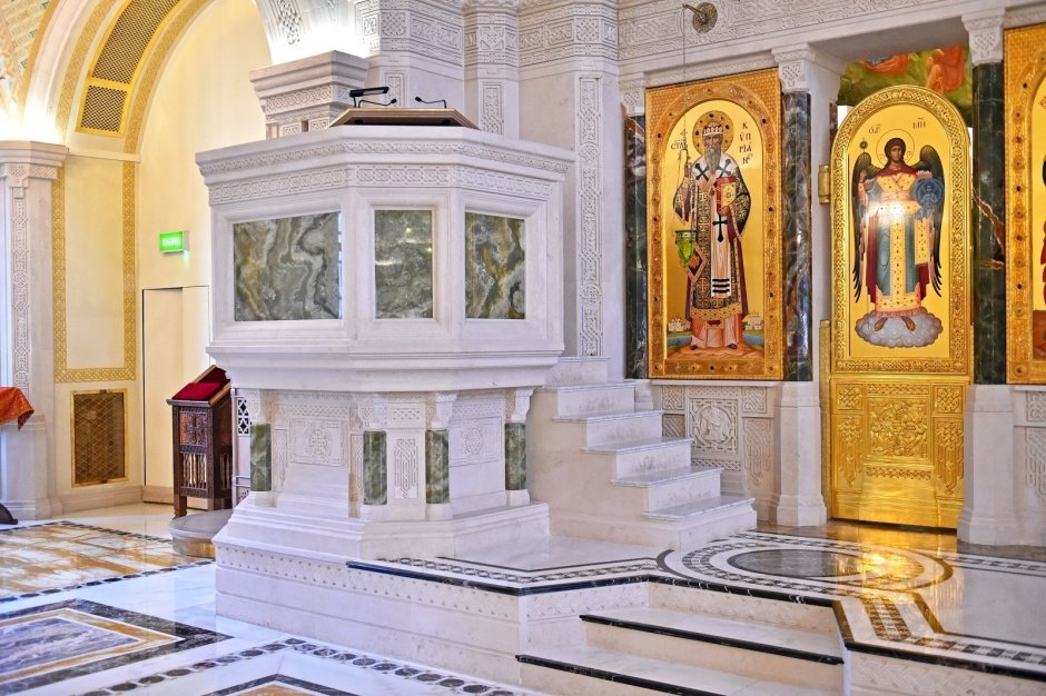 Иконостас храма новомучеников в Сретенском монастыре