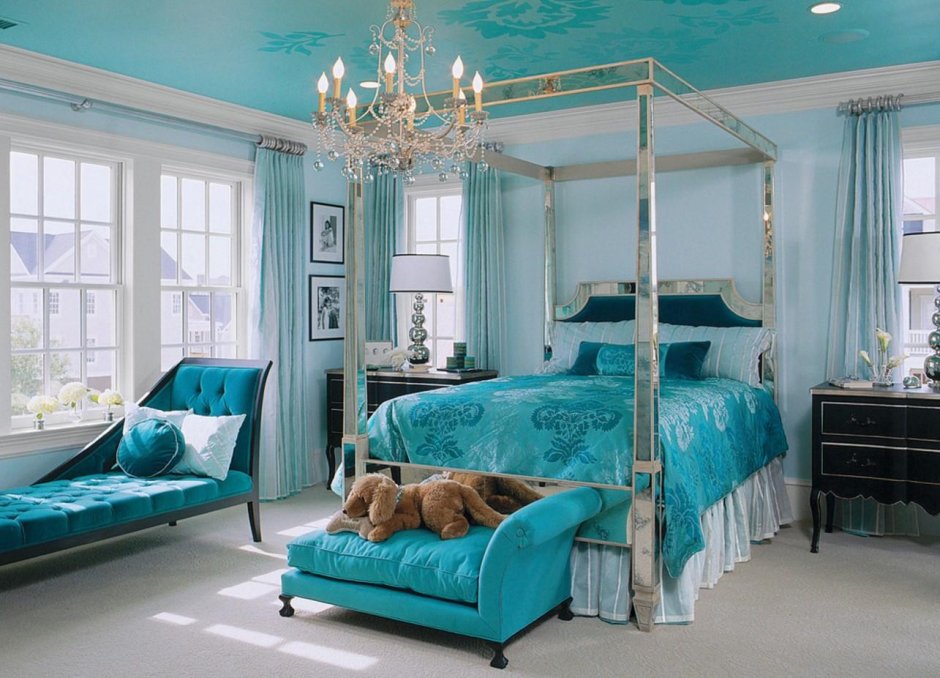 Кровать синего цвета в интерьере