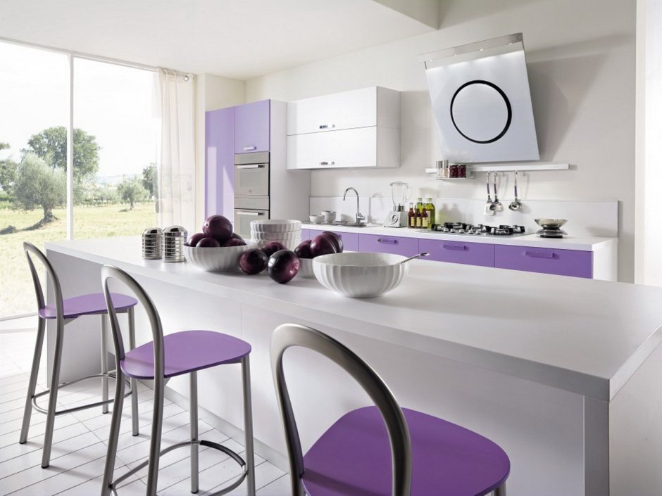 Кухня с фиолетовыми акцентами