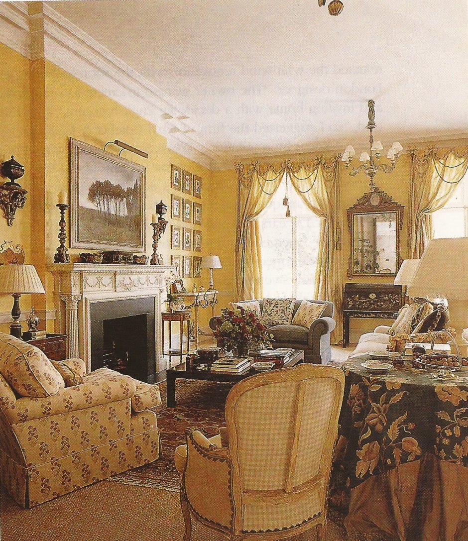 Винтажная гостиная с желтой мебелью