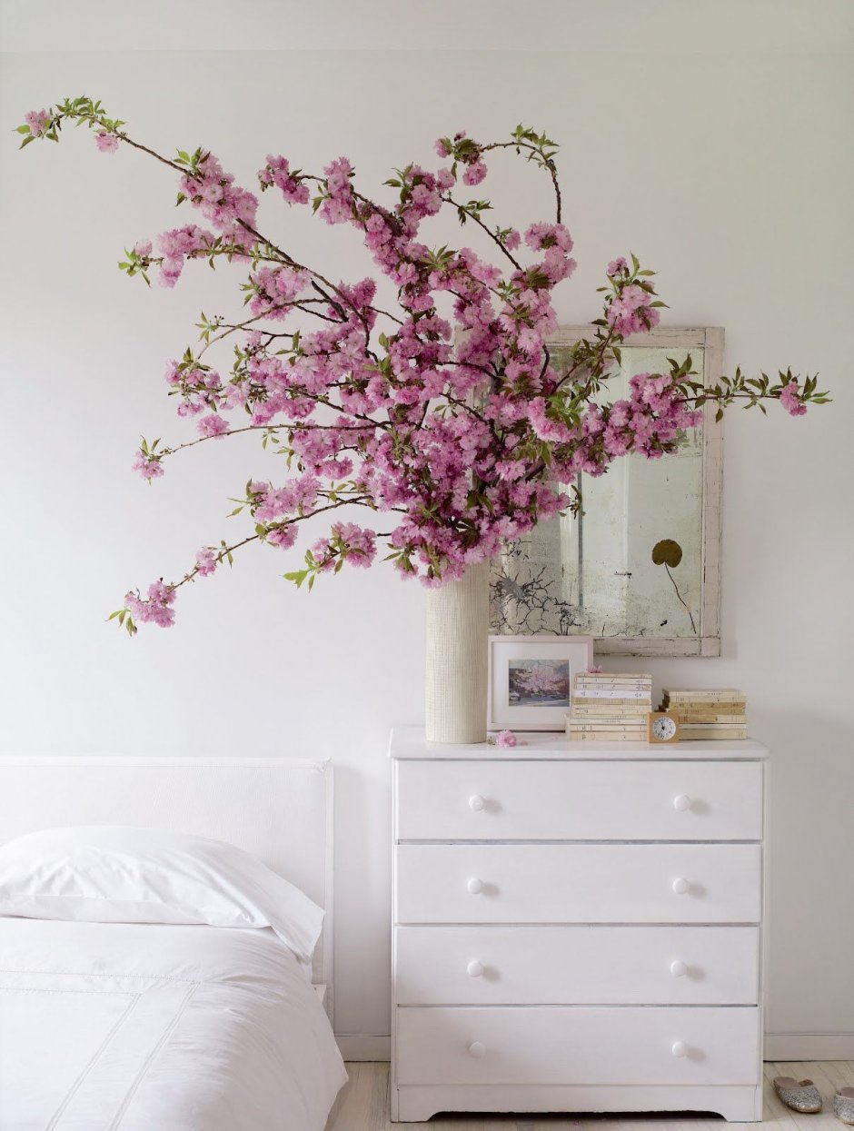 Искусственные цветы в спальне