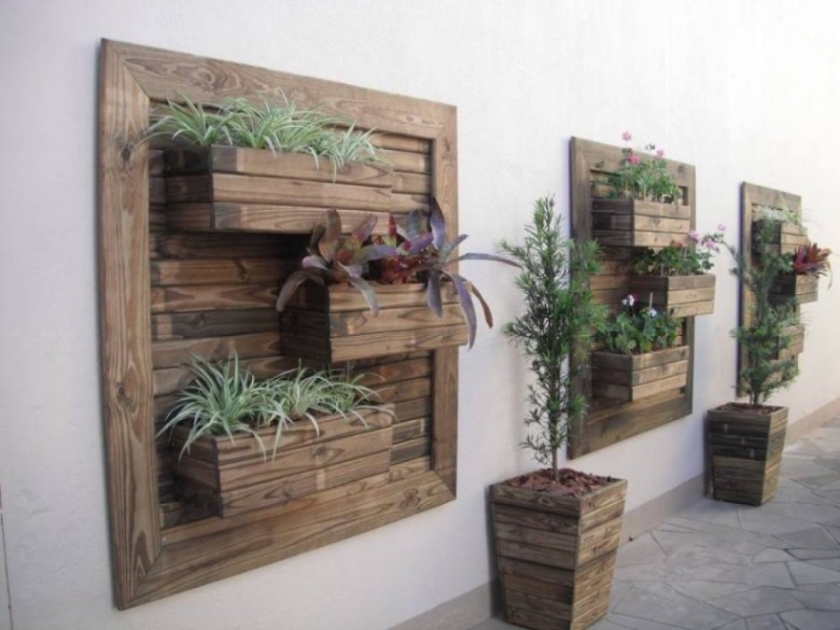 Деревянные ящики на стене