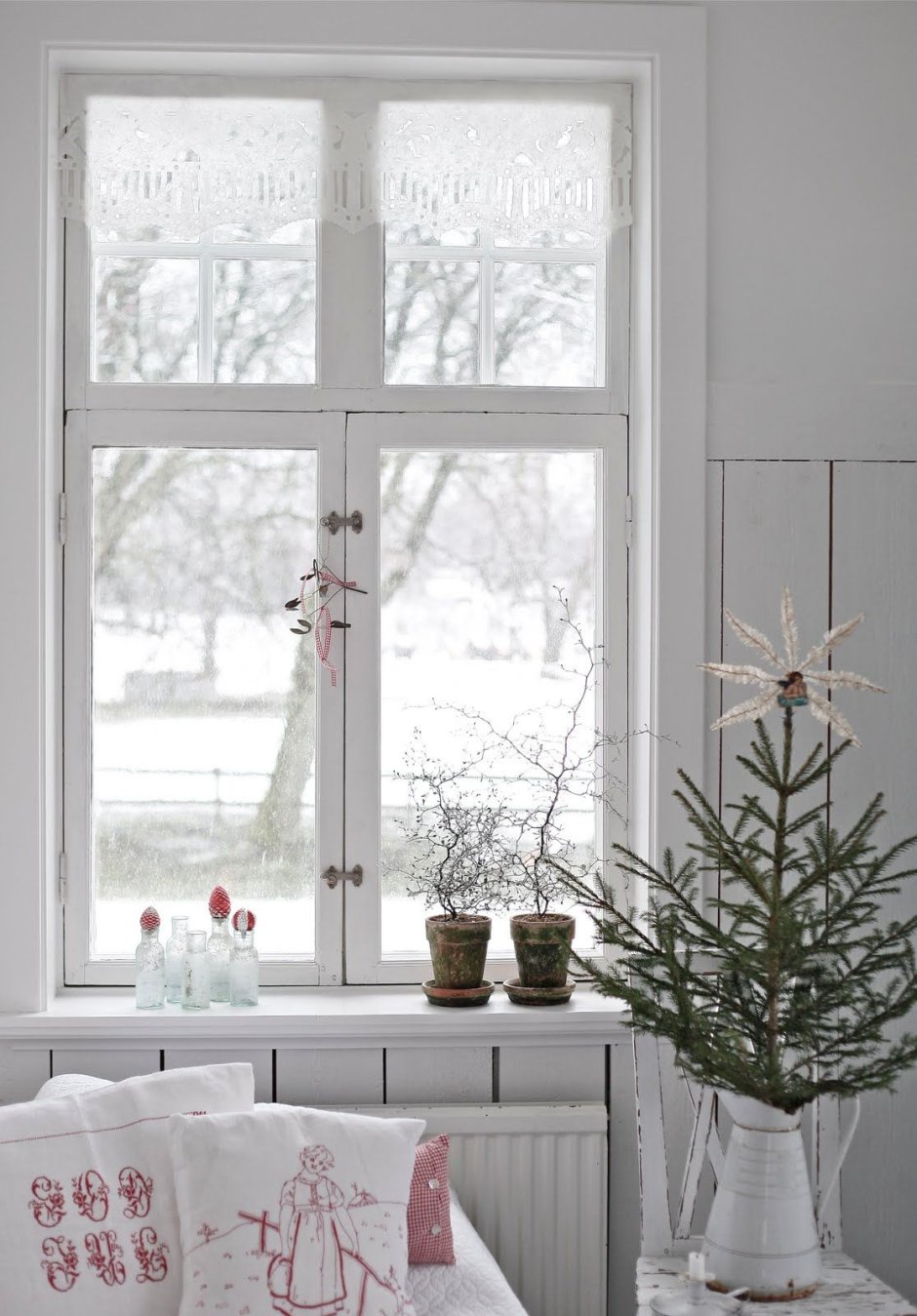Окно с цветами в скандинавском стиле