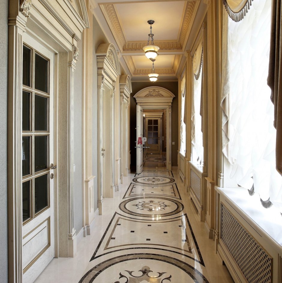 Длинный коридор в поместье
