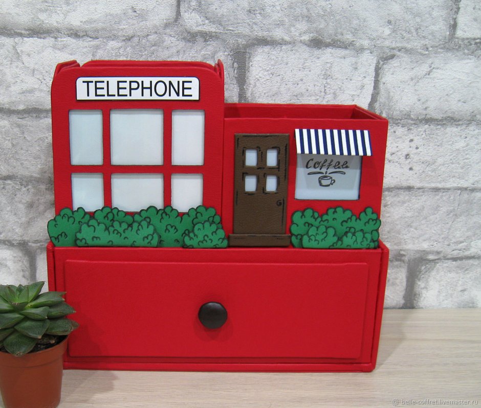 Деревянная телефонная будка