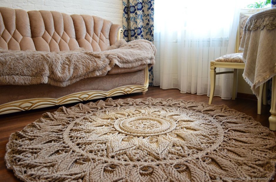 Овальные ковры в интерьере спальни