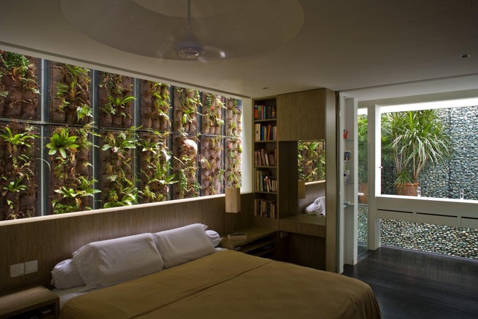 Спальня с живыми растениями